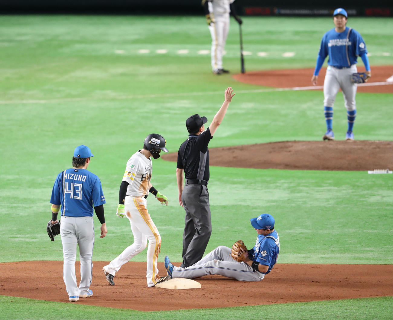 ソフトバンク対日本ハム　1回裏ソフトバンク1死一塁、打者柳町達のとき一塁走者周東佑京は二盗成功、遊撃手の山県は足を痛めそのまま交代（撮影・梅根麻紀）