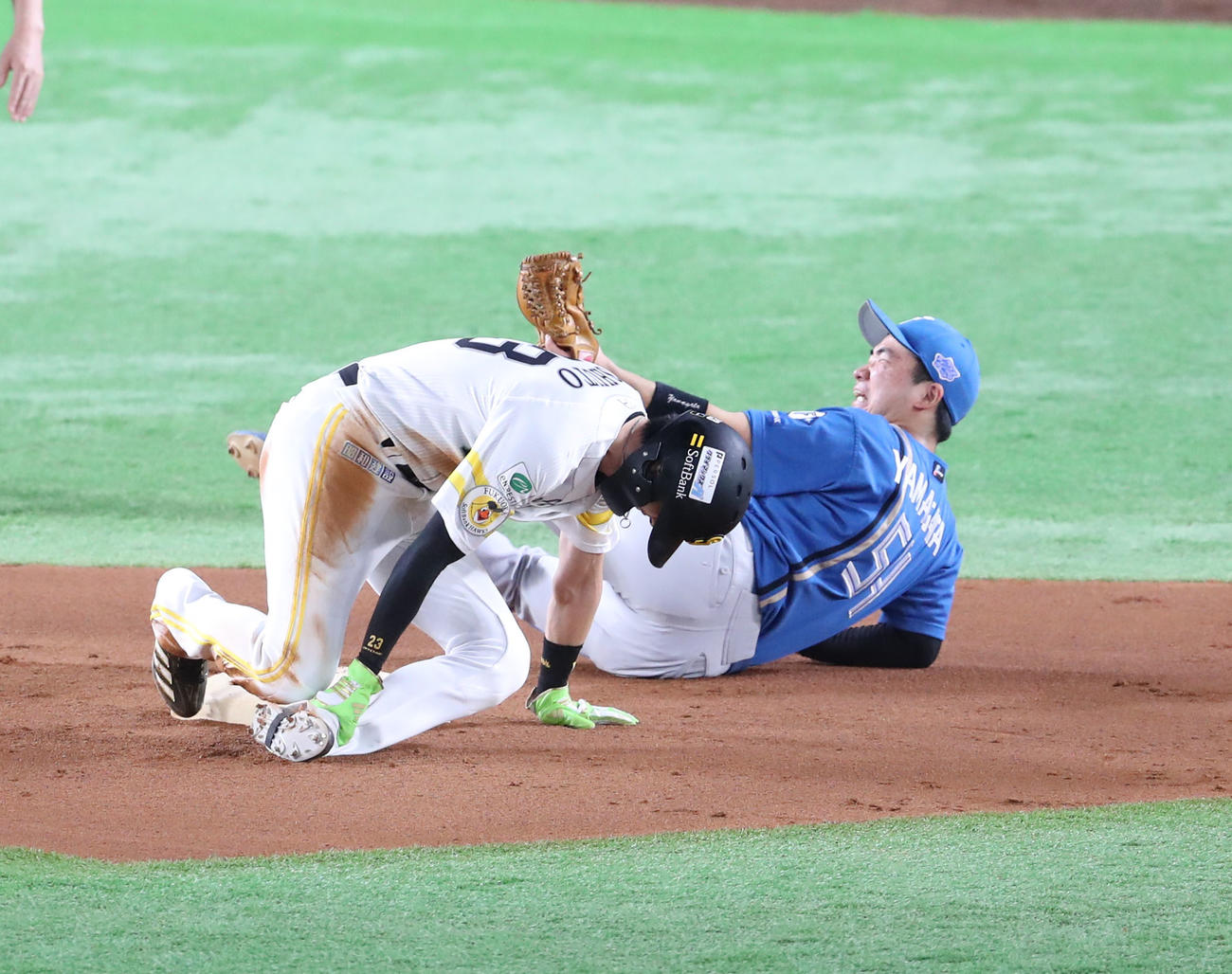 ソフトバンク対日本ハム　1回裏ソフトバンク1死一塁、打者柳町達のとき一塁走者周東佑京は二盗成功、遊撃手の山県は足を痛めそのまま交代（撮影・梅根麻紀）