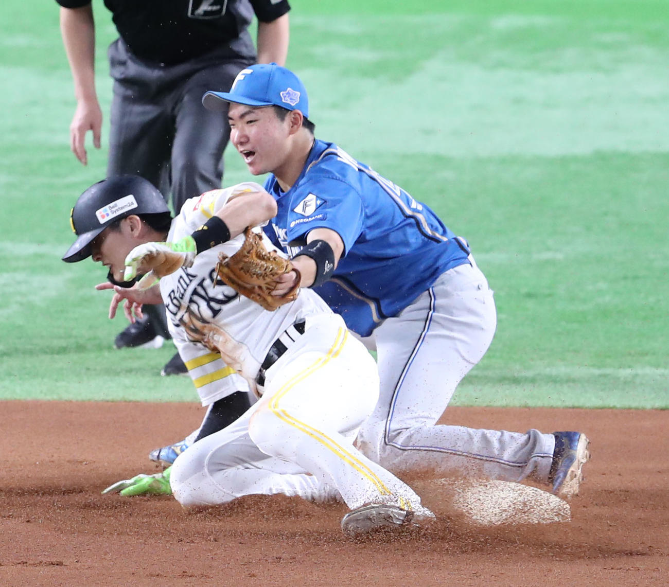 ソフトバンク対日本ハム　1回裏ソフトバンク1死一塁、打者柳町達のとき一塁走者周東佑京は二盗成功、遊撃手の山県は足を痛めそのまま交代（撮影・梅根麻紀）