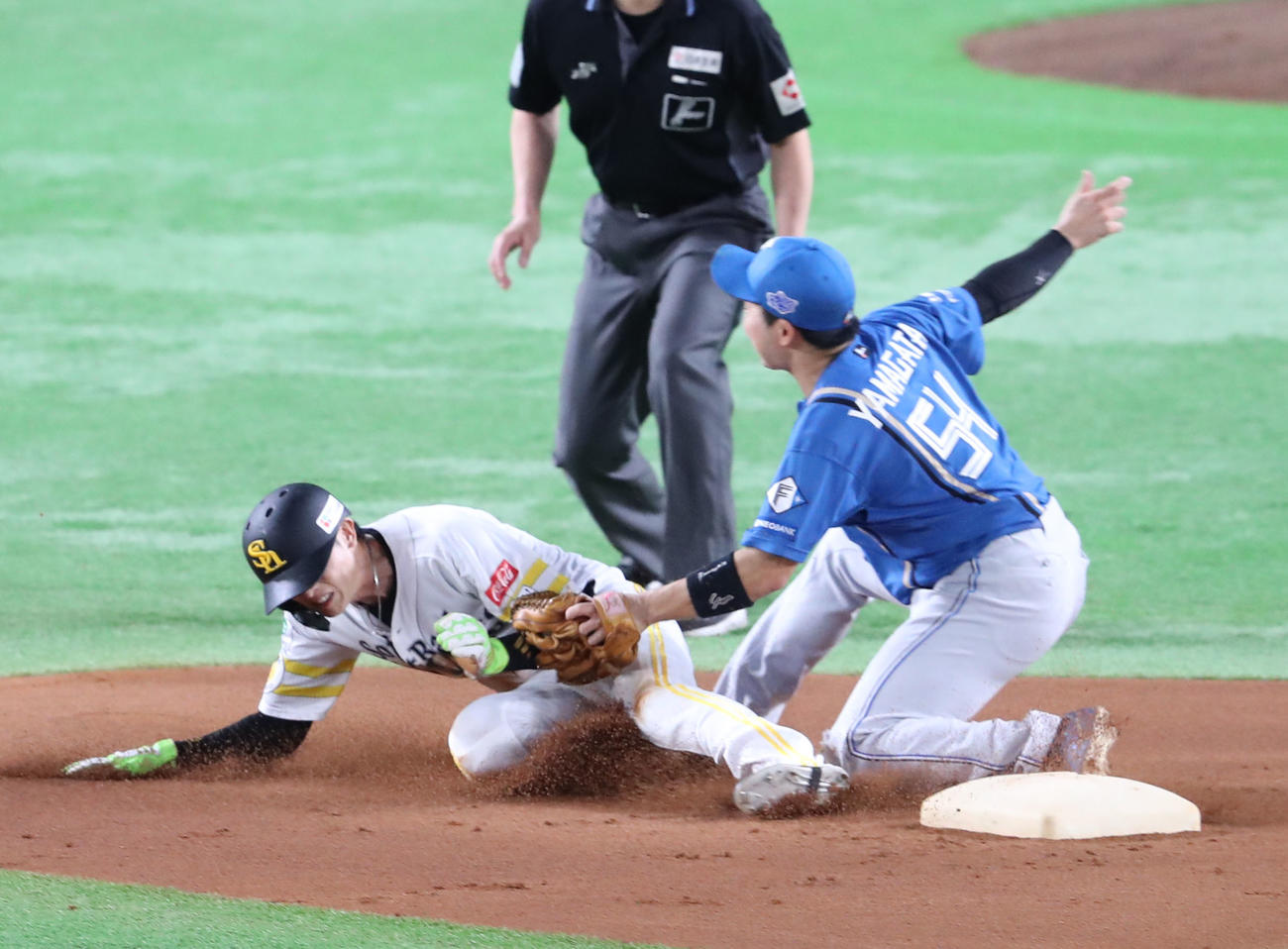 ソフトバンク対日本ハム　1回裏ソフトバンク1死一塁、打者柳町達のとき一塁走者周東佑京は二盗成功、遊撃手の山県は足を痛めそのまま交代（撮影・梅根麻紀）