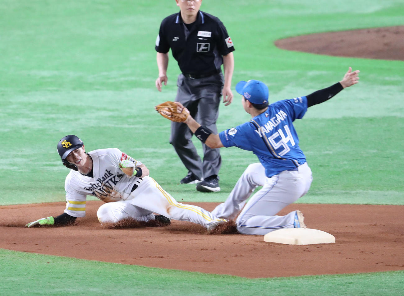 ソフトバンク対日本ハム　1回裏ソフトバンク1死一塁、打者柳町達のとき一塁走者周東佑京は二盗成功、遊撃手の山県は足を痛めそのまま交代（撮影・梅根麻紀）