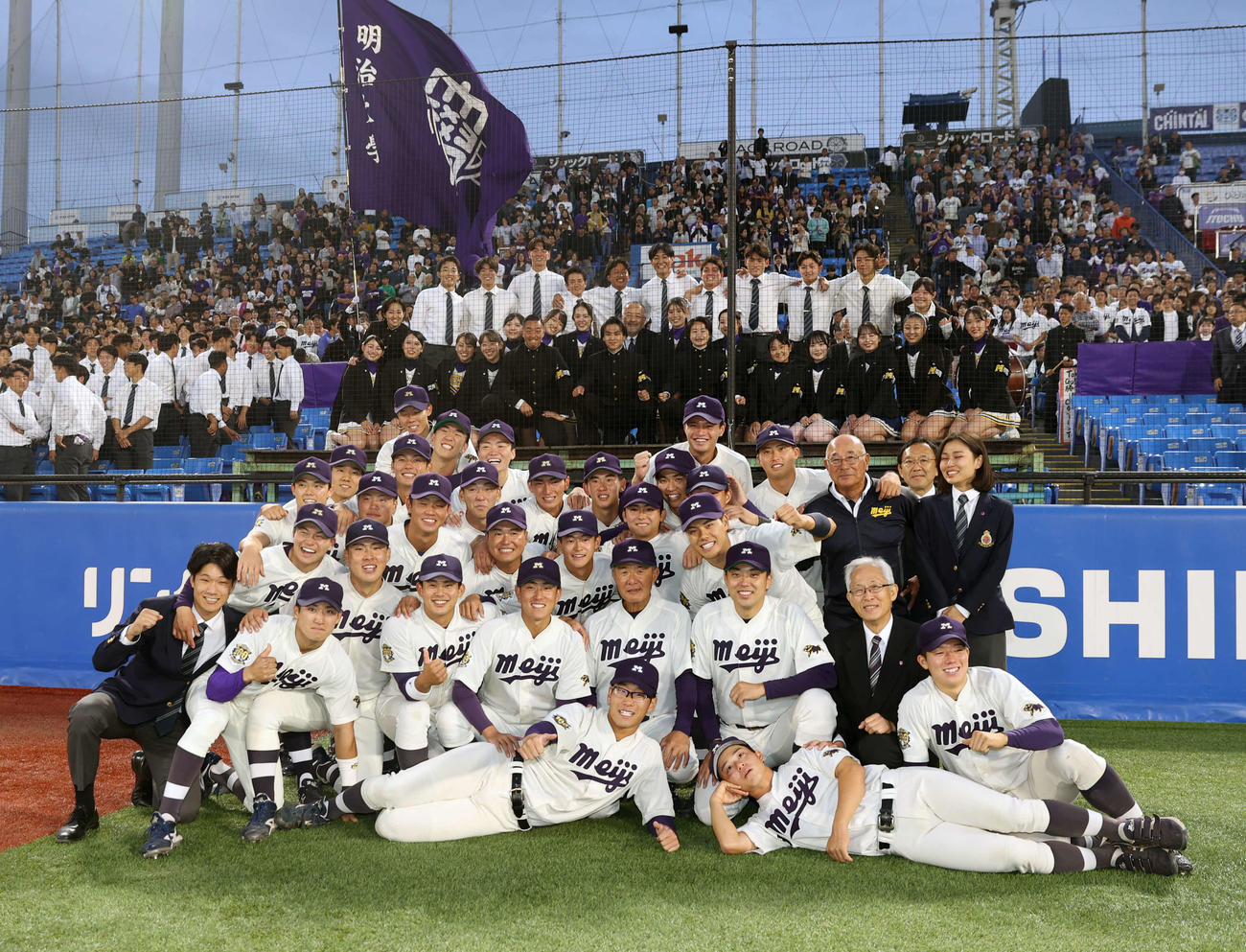 早大対明大　優勝した明大ナインは応援団と記念撮影する（撮影・柴田隆二）