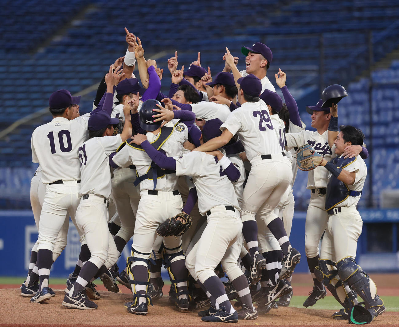早大対明大　優勝し喜ぶ明大ナイン（撮影・柴田隆二）