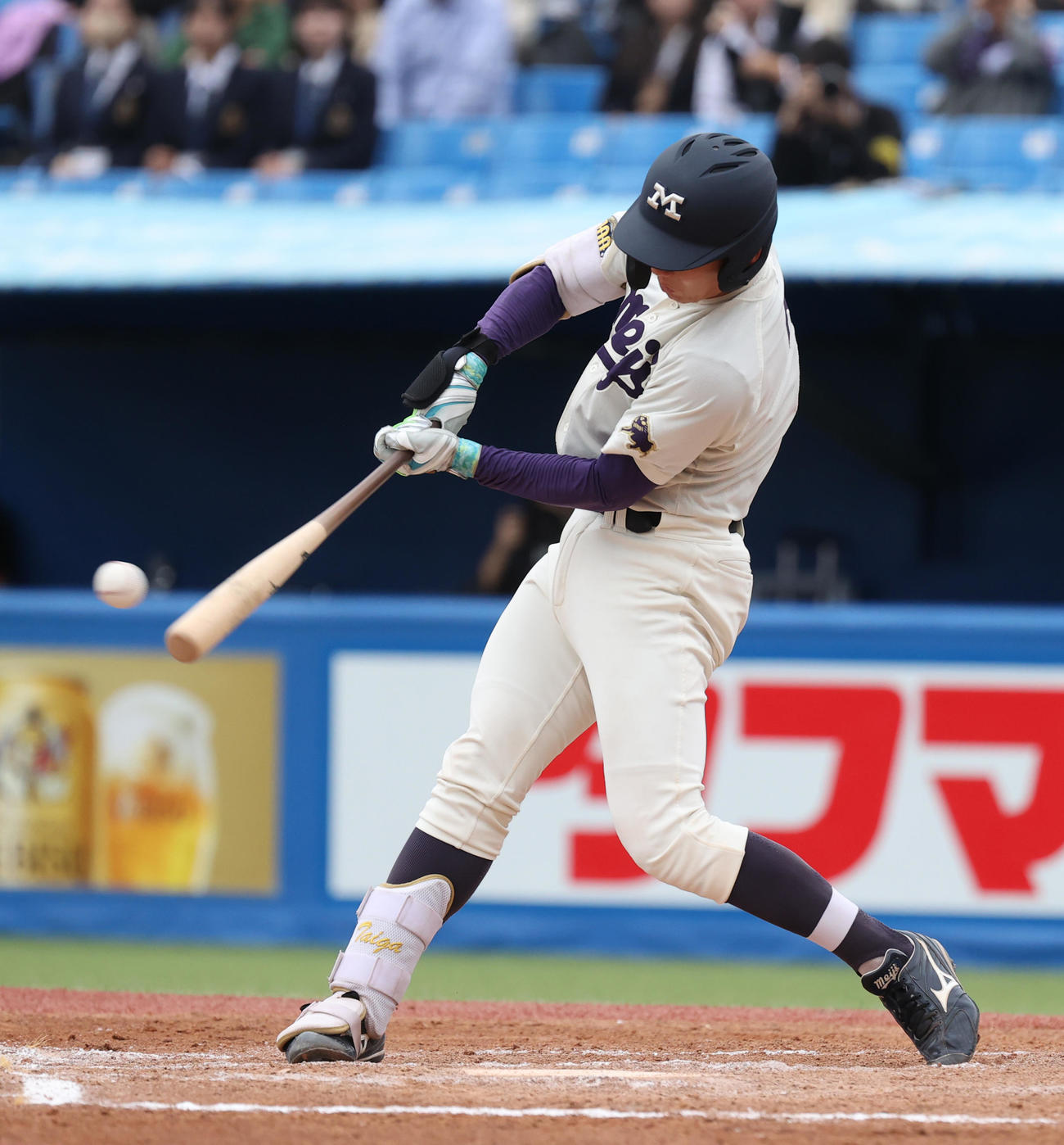 早大対明大　2回裏明大無死、小島は一塁内野安打を放つ（撮影・柴田隆二）