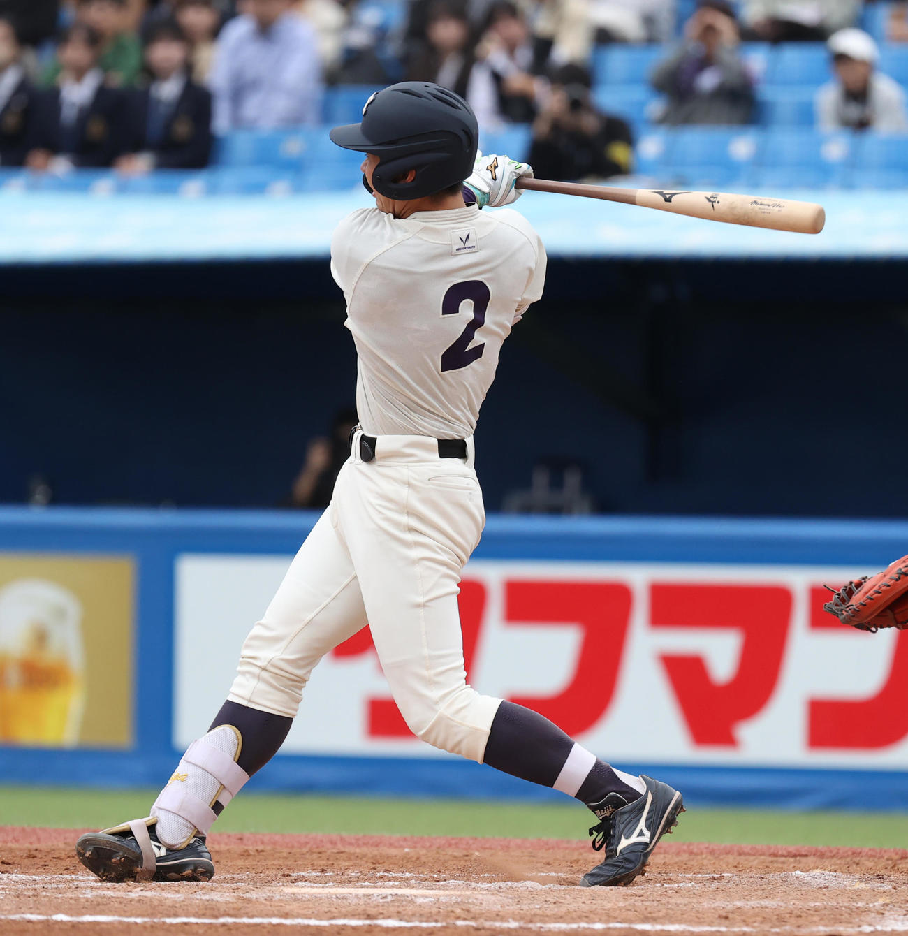 早大対明大　2回裏明大無死、小島は一塁内野安打を放つ（撮影・柴田隆二）