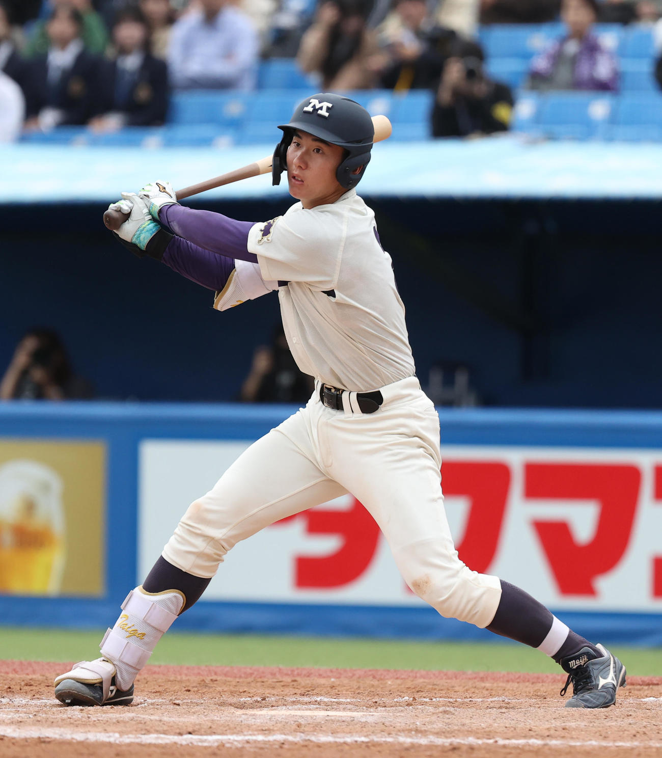 早大対明大　4回裏明大1死、小島はファウルで粘る（撮影・柴田隆二）