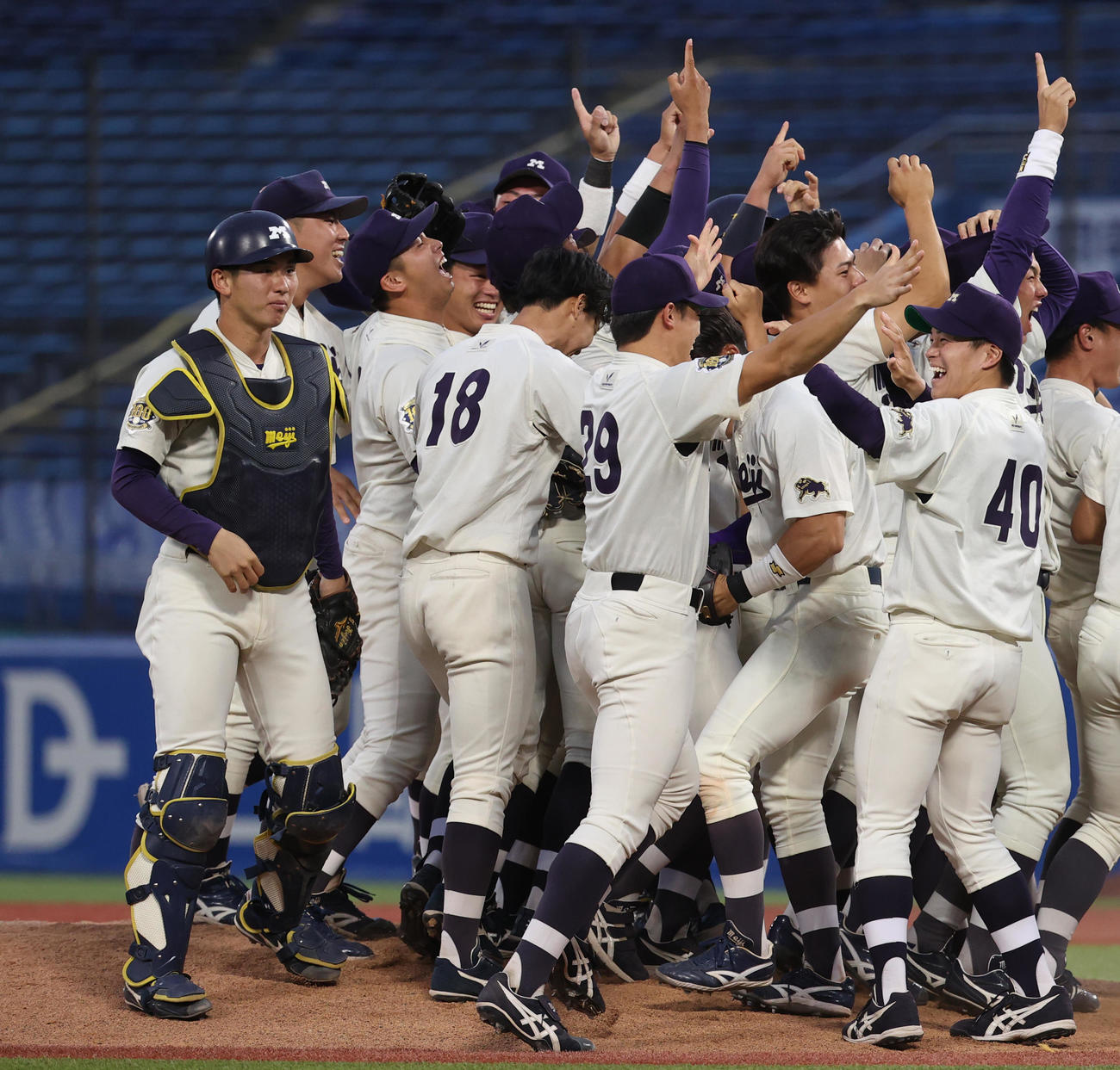 早大対明大　優勝した明大・小島（左端）（撮影・柴田隆二）