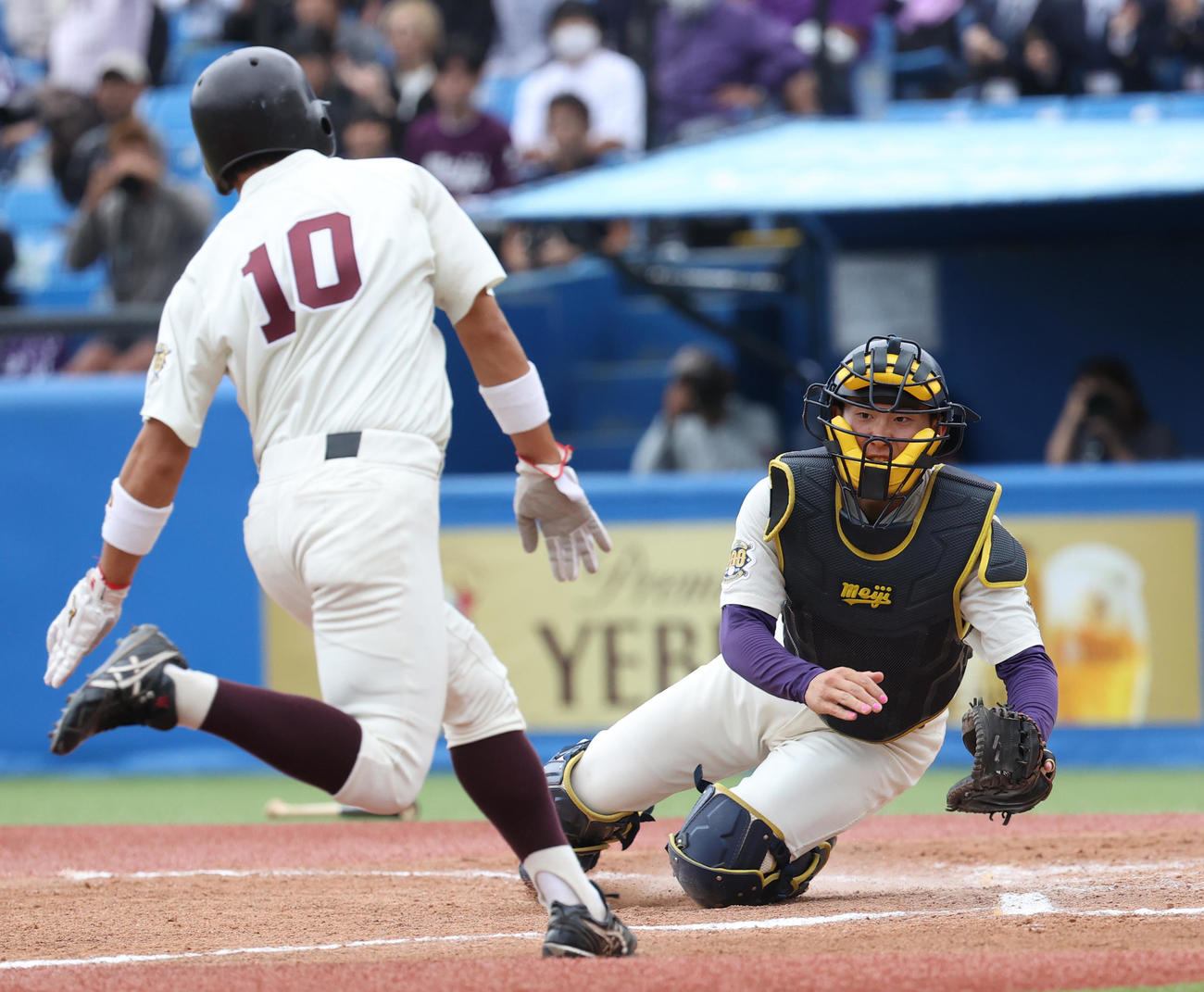 早大対明大　4回表早大1死二、三塁、田村の二邪飛を明大・岡田二塁手が好捕し本塁で三塁走者小沢をアウトにする。明大・小島捕手（撮影・柴田隆二）