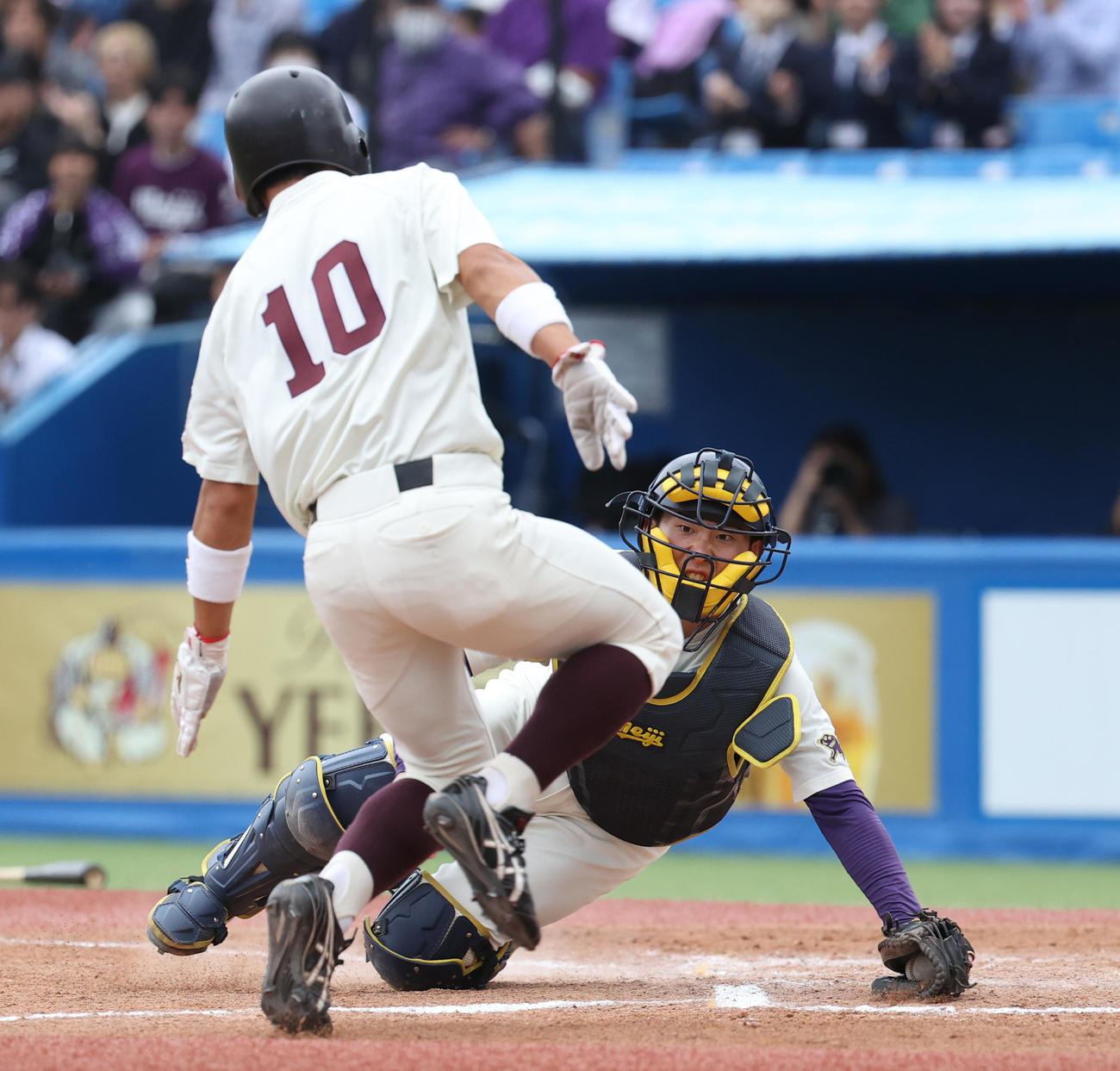 早大対明大　4回表早大1死二、三塁、田村の二邪飛を明大・岡田二塁手が好捕し本塁で三塁走者小沢をアウトにする。明大・小島捕手（撮影・柴田隆二）
