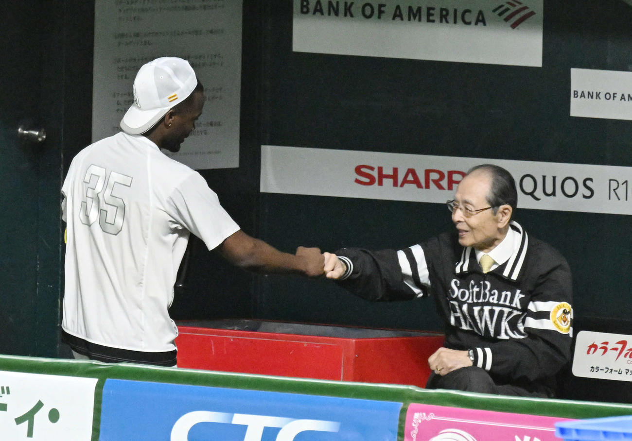 ソフトバンク対日本ハム　グータッチを交わす王会長（右）とモイネロ（撮影・林敢治）