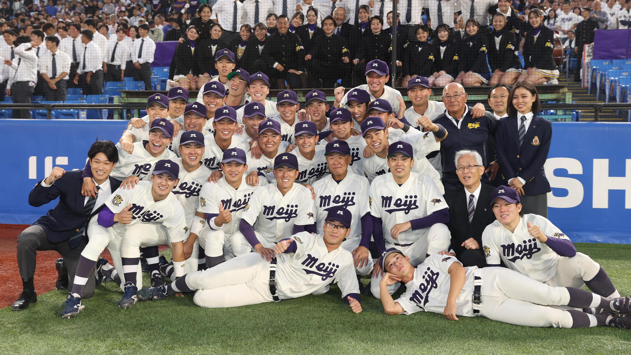 早大対明大　優勝した明大ナインは応援団と記念撮影する（撮影・柴田隆二）