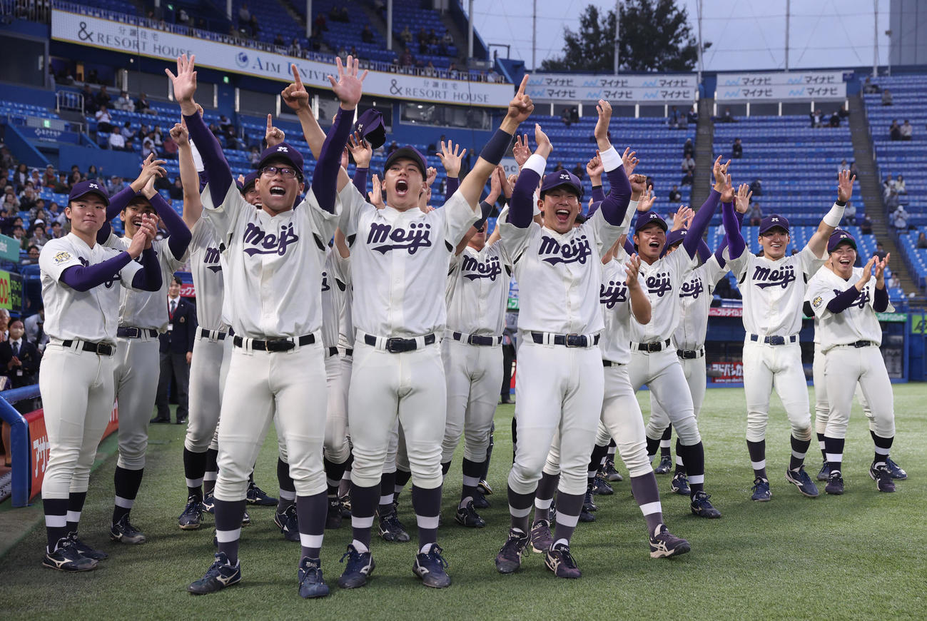 早大対明大　優勝しガッツポーズする明大ナイン（撮影・柴田隆二）
