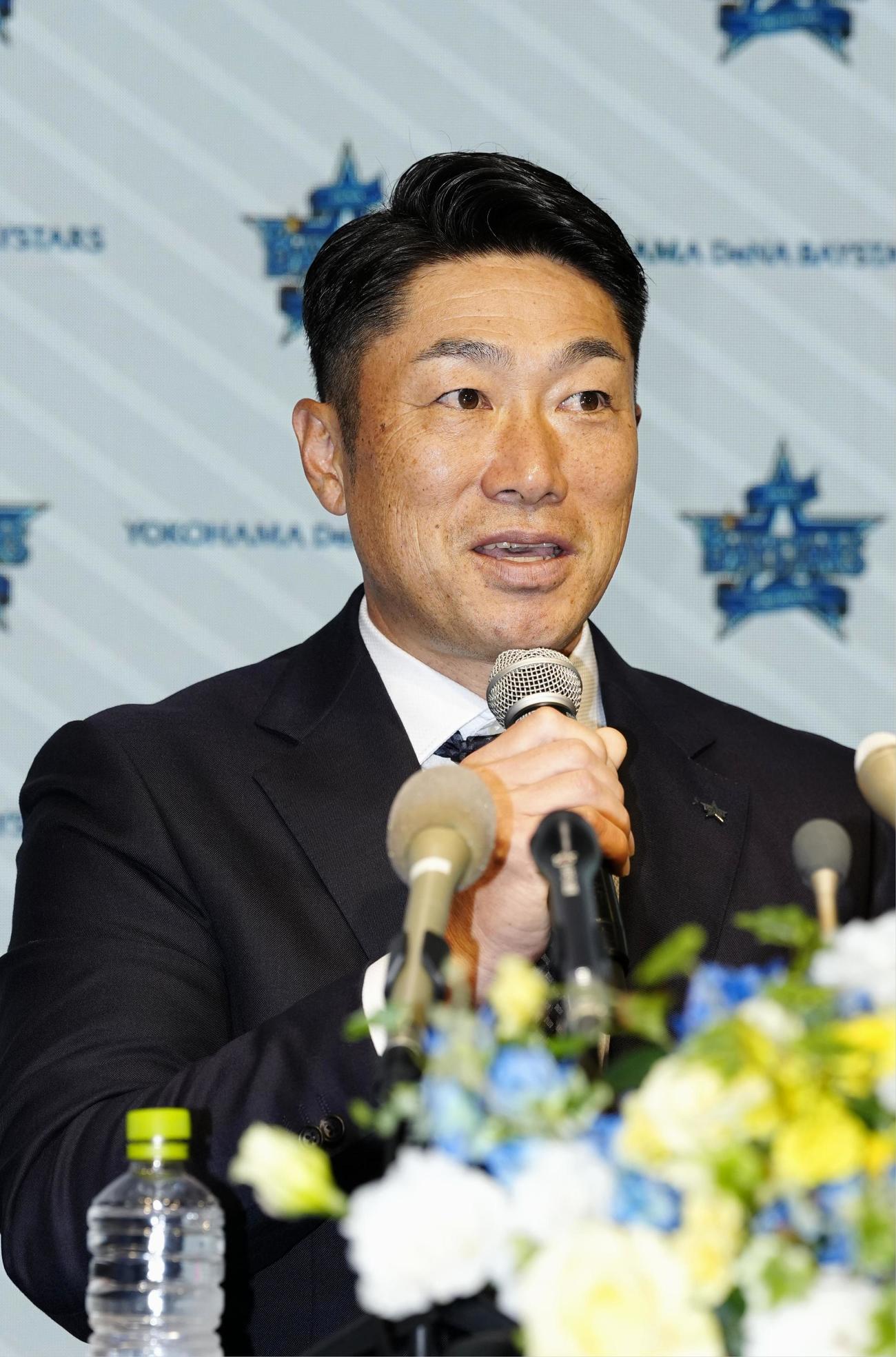 就任の記者会見で抱負を述べるDeNAの相川亮二新監督（共同）