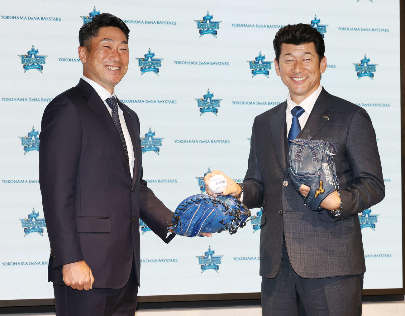 笑顔でバッテリーを組むDeNA相川新監督（左）と三浦監督（撮影・宮地輝）