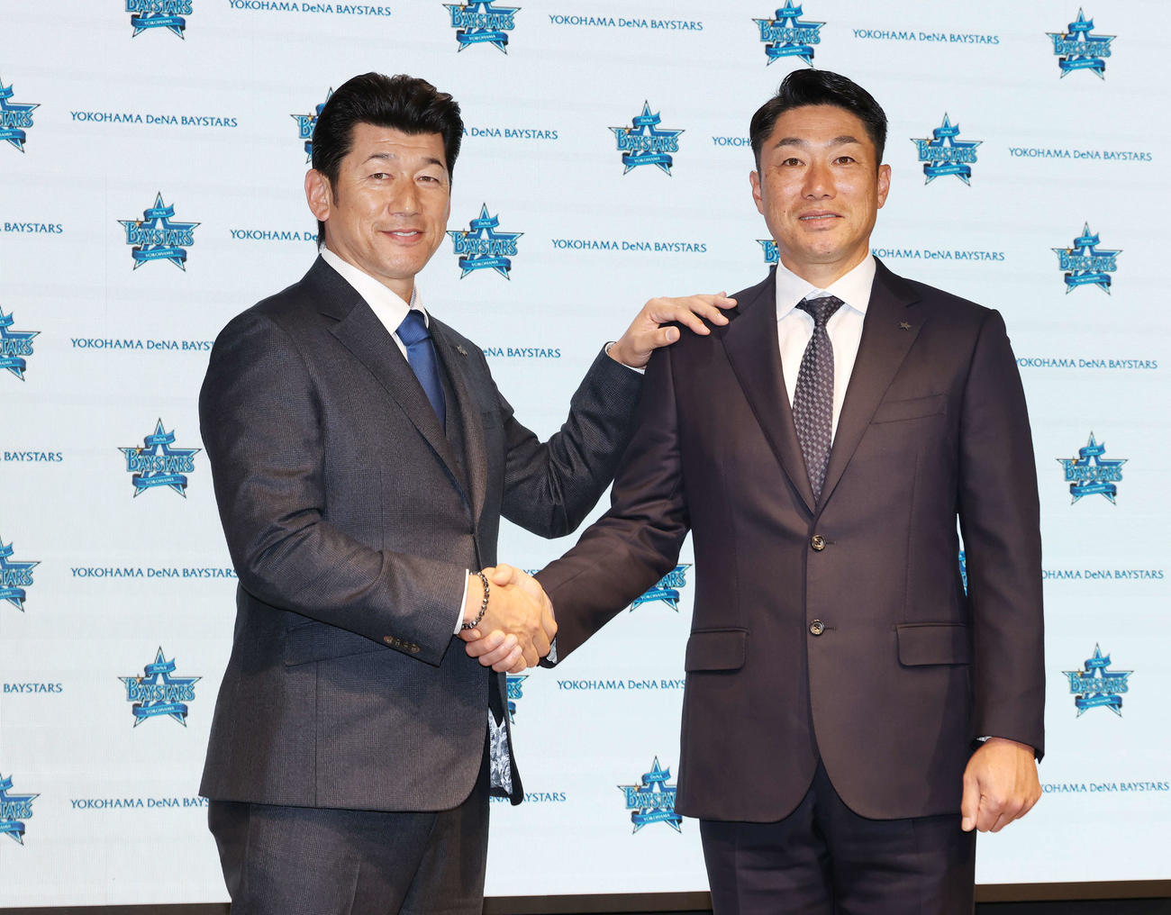 笑顔で握手するDeNA相川新監督（左）と三浦監督（撮影・宮地輝）