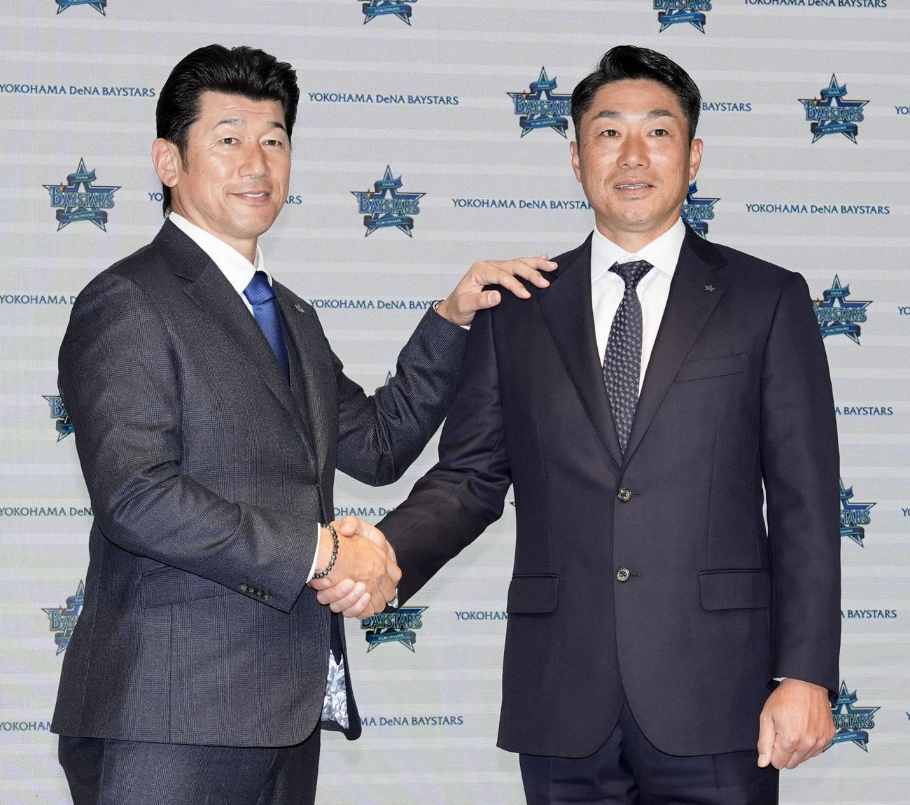 記者会見後に握手を交わす、DeNAの三浦大輔監督（左）と相川亮二新監督（共同）