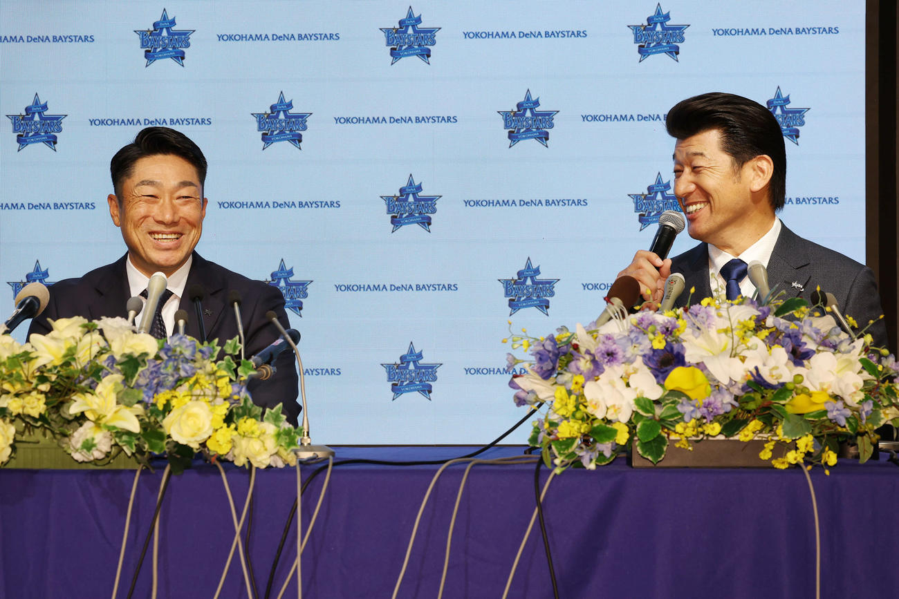 会見で笑顔を見せるDeNA相川新監督（左）と三浦監督（撮影・宮地輝）