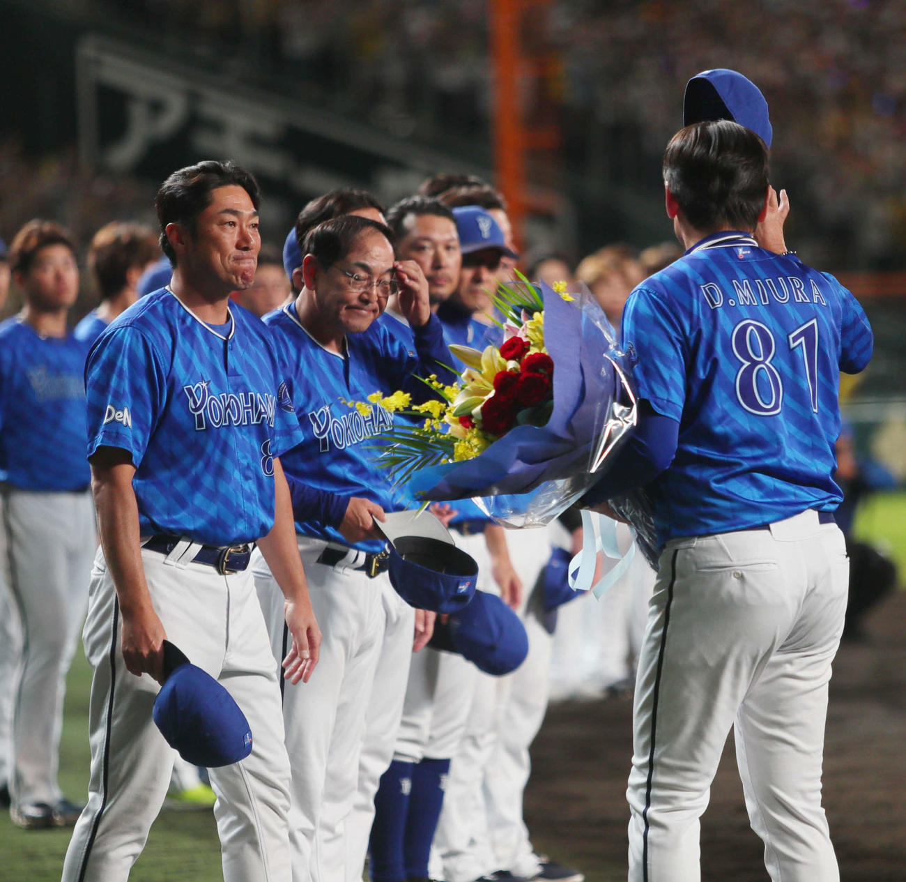 2025年10月17日、阪神対DeNA　三浦監督を出迎える相川ディフェンスチーフコーチ兼野手コーチ（左）