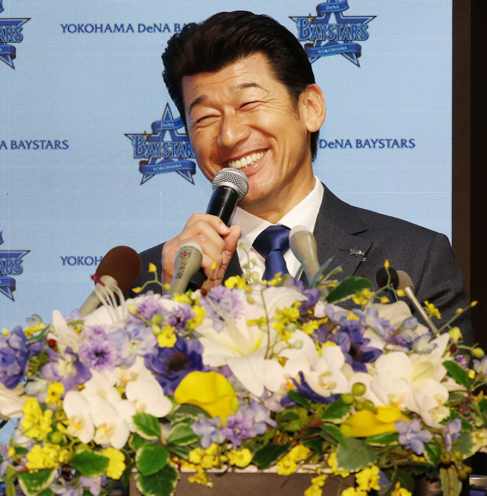 会見で笑顔を見せるDeNA相川新監督（左）と三浦監督（撮影・宮地輝）