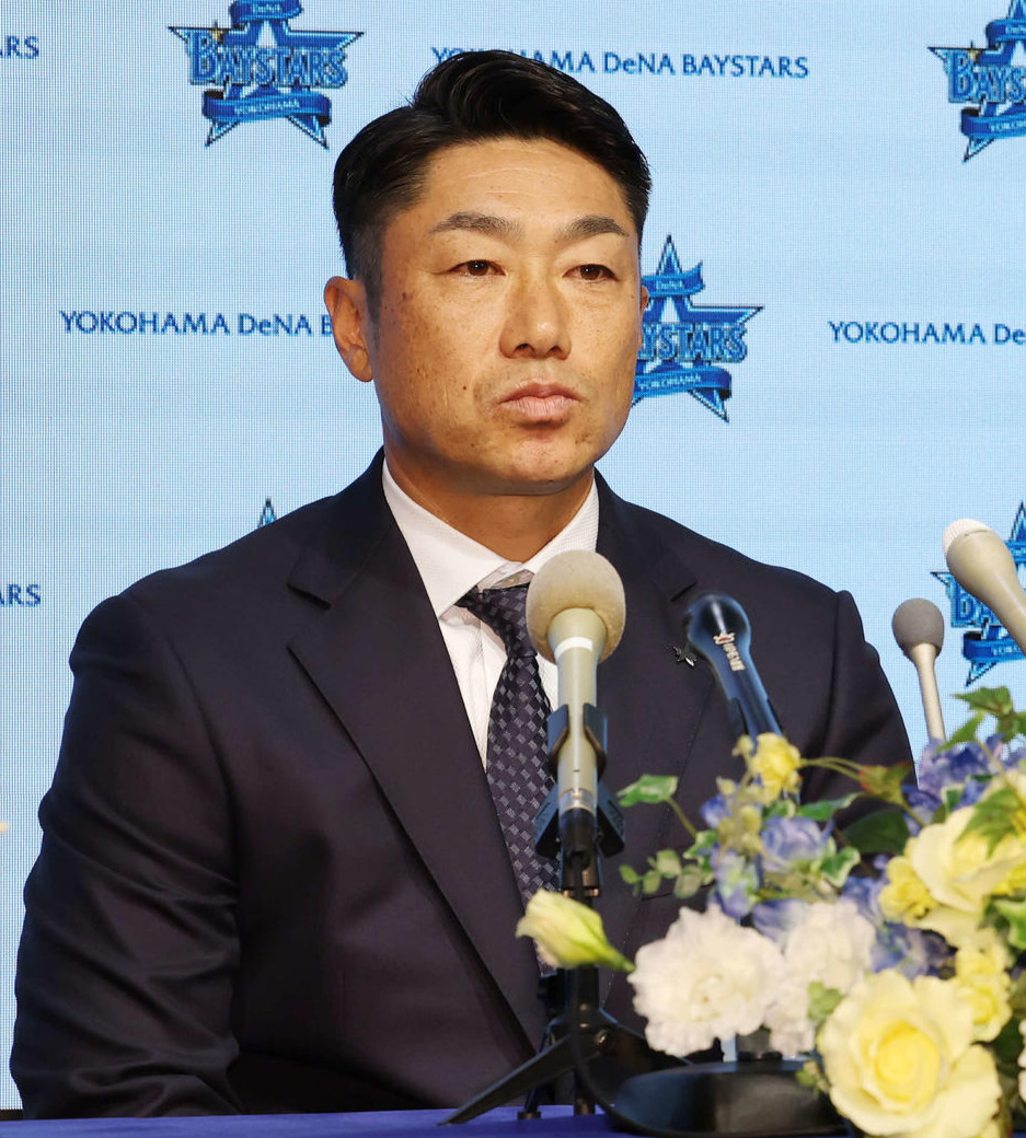 会見に臨むDeNA相川新監督（撮影・宮地輝）