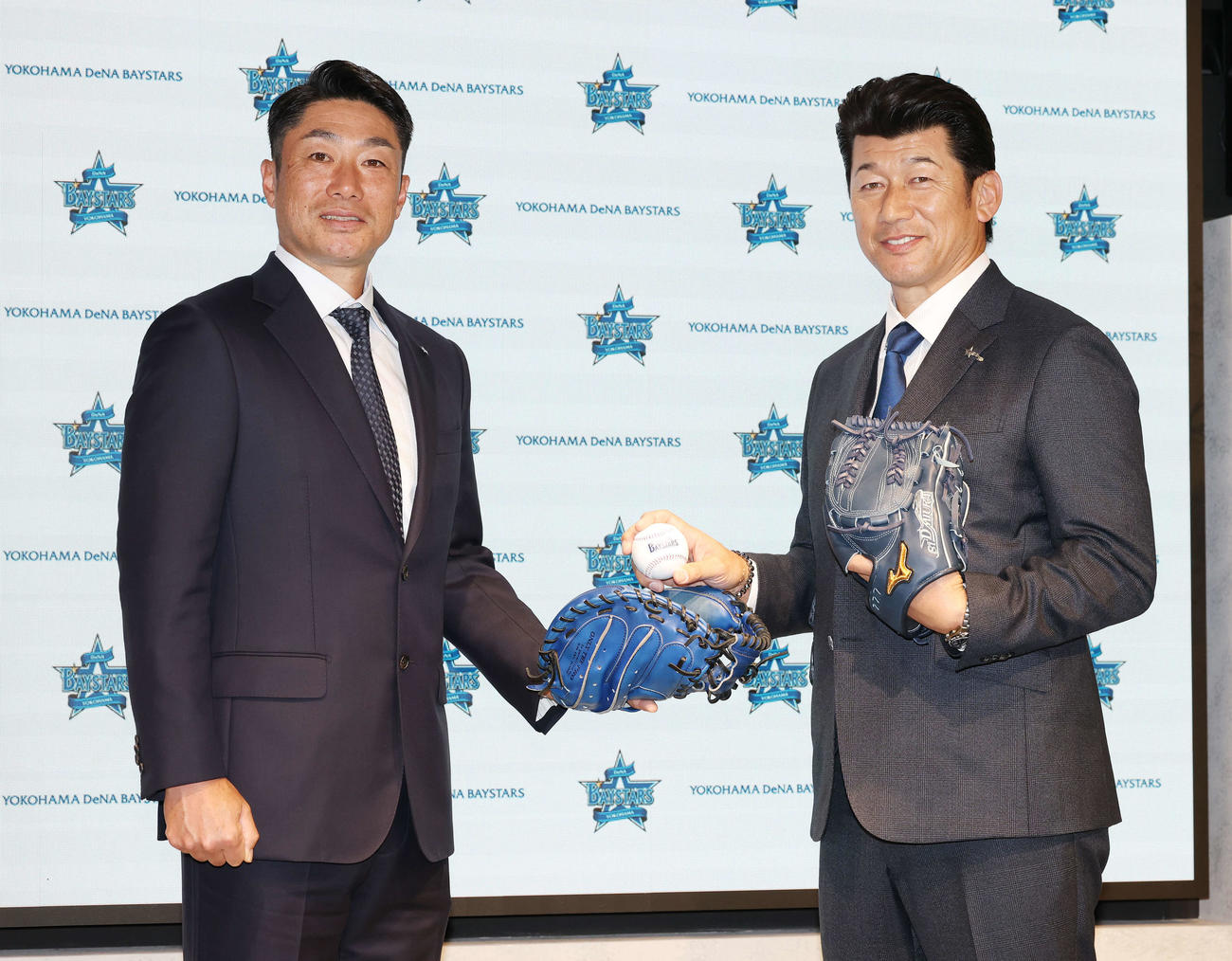 笑顔でバッテリーを組むDeNA相川新監督（左）と三浦監督（撮影・宮地輝）