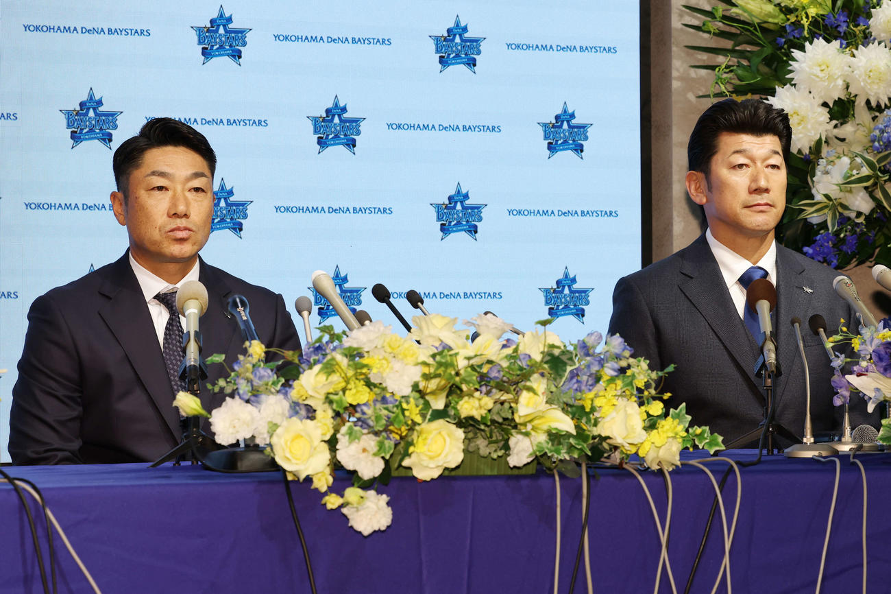 会見に臨むDeNA相川新監督（左）と三浦監督（撮影・宮地輝）