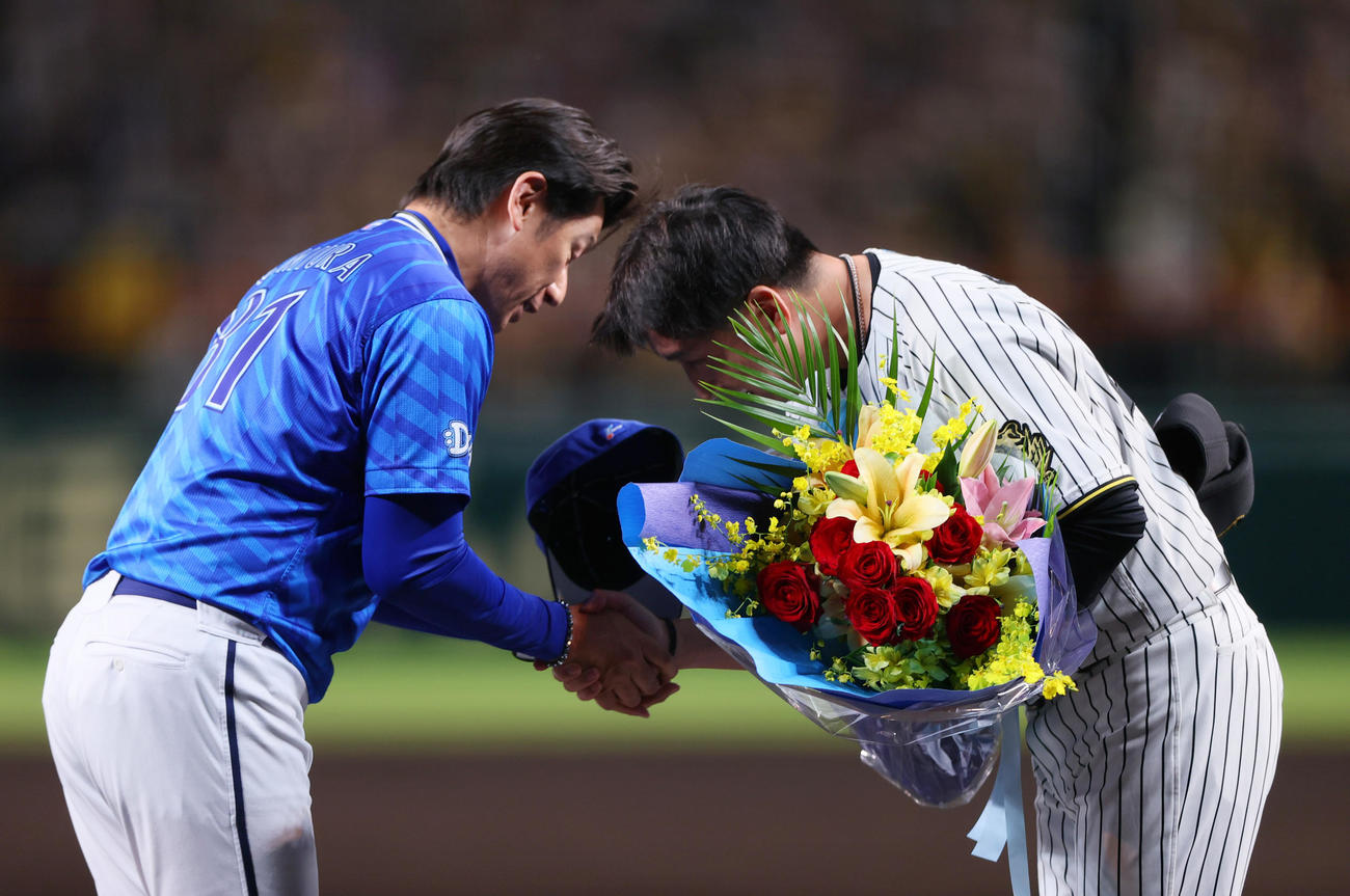 今シーズン限りで退任するDeNA三浦監督（左）と握手をかわす阪神藤川監督（2025年10月17日撮影）
