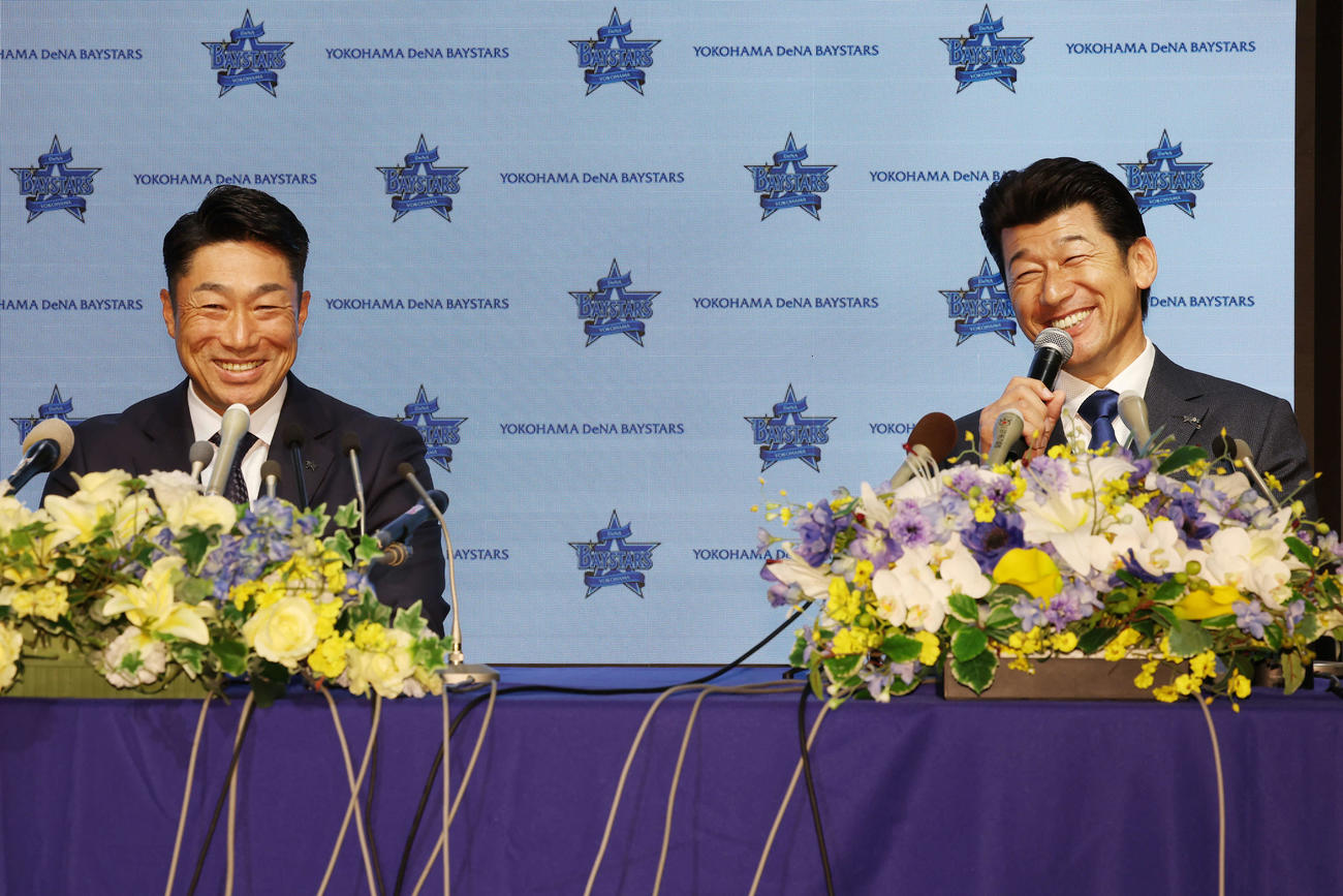 会見で笑顔を見せるDeNA相川新監督（左）と三浦監督（撮影・宮地輝）