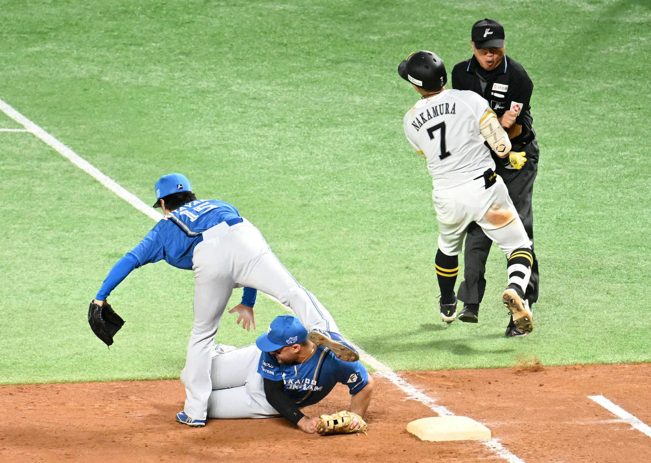 ソフトバンク対日本ハム　3回裏ソフトバンク2死一塁、一塁ベース付近で審判と激しく接触する中村（右から2番目）（2025年10月18日撮影）
