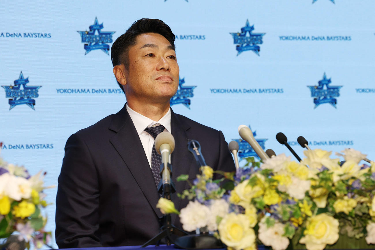 就任会見に臨むDeNA相川新監督（撮影・宮地輝）