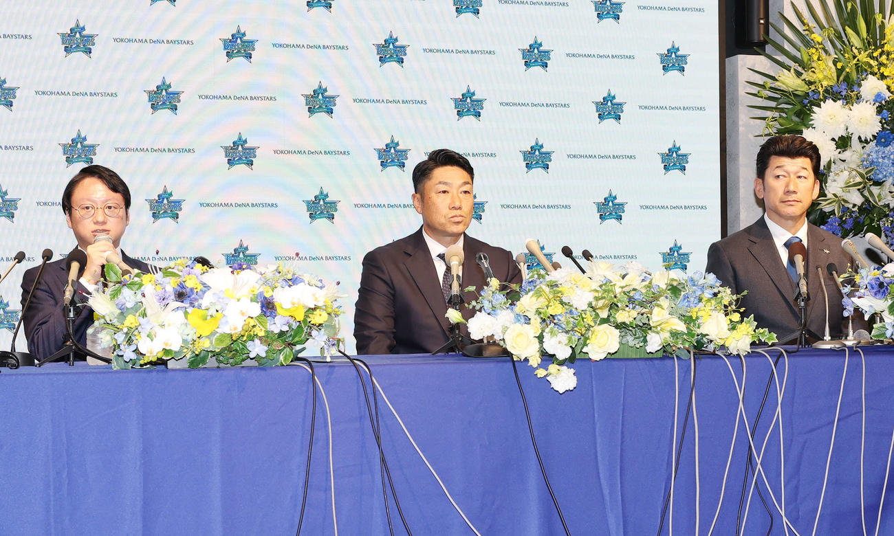 会見に臨むDeNA木村球団社長（左）、相川新監督（中央）、三浦監督（撮影・宮地輝）