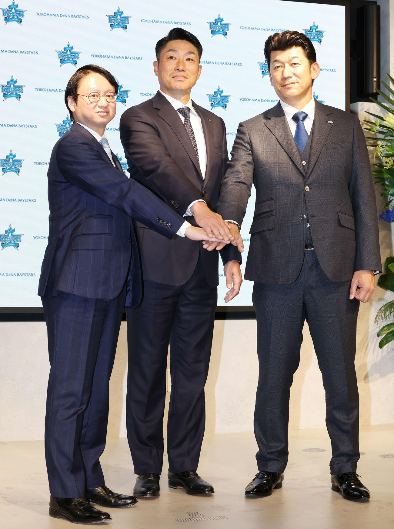 笑顔で手を合わせるDeNA木村球団社長（左）、相川新監督（中央）、三浦監督（撮影・宮地輝）