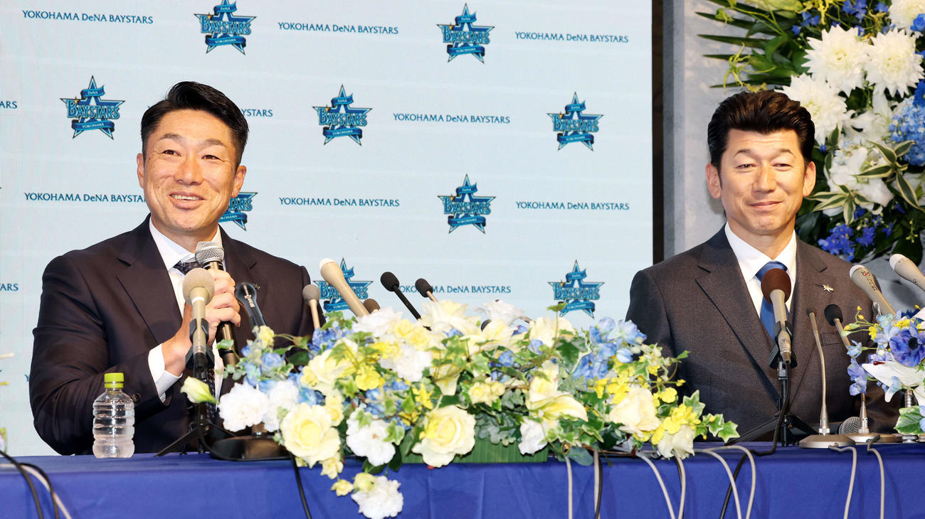 会見で笑顔を見せるDeNA相川新監督（左）と三浦監督（撮影・宮地輝）