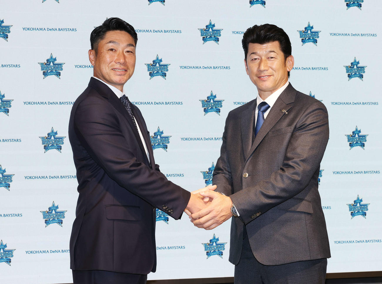 笑顔で握手するDeNA相川新監督（左）と三浦監督（撮影・宮地輝）