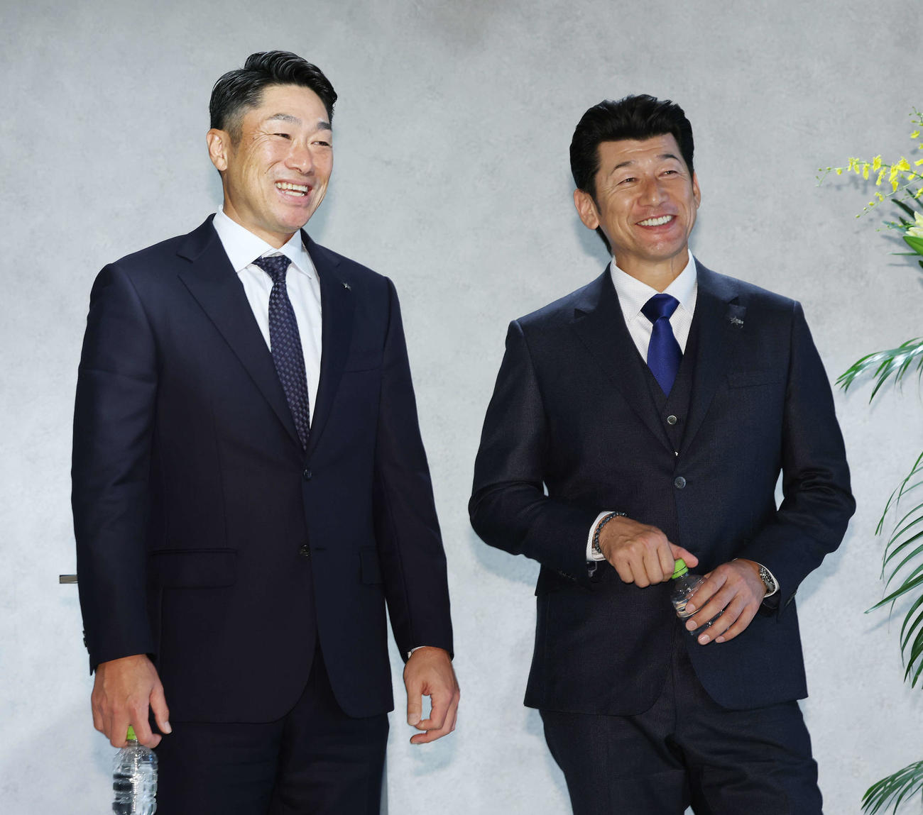会見を終え笑顔を見せるDeNA相川新監督（左）と三浦監督（撮影・宮地輝）