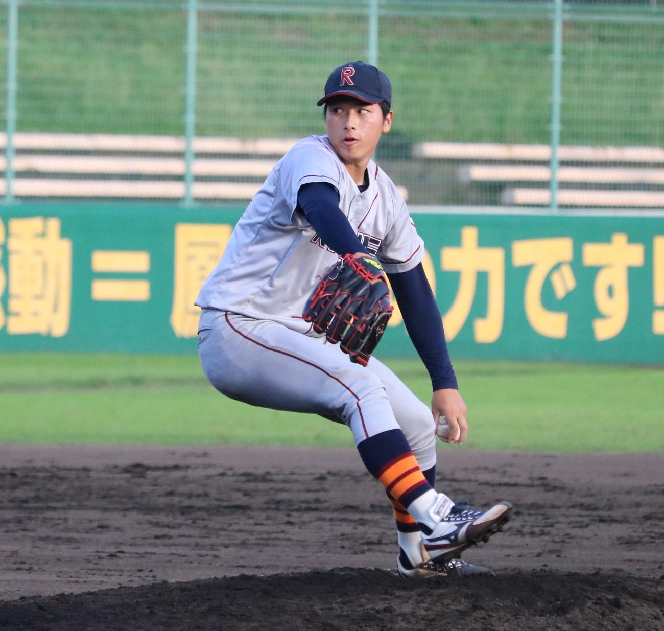 同大対立命大　立命大の有馬が救援登板する（撮影・林亮佑）