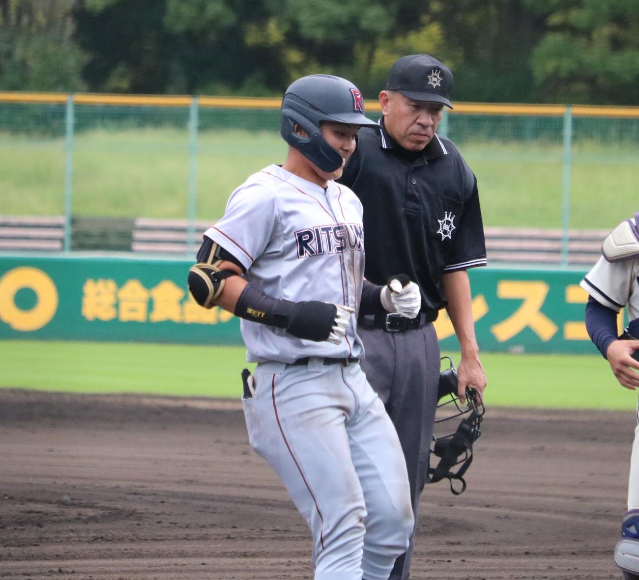 同大対立命大　2回裏立命大、角井が先制2ランを放ち、笑顔で生還する（撮影・林亮佑）