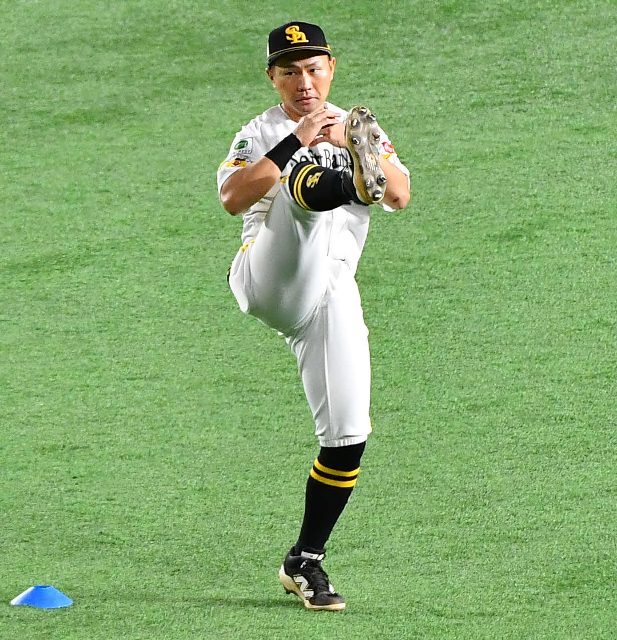 ソフトバンク対日本ハム　試合前、ウオーミングアップを行うソフトバンク中村（撮影・岩下翔太）