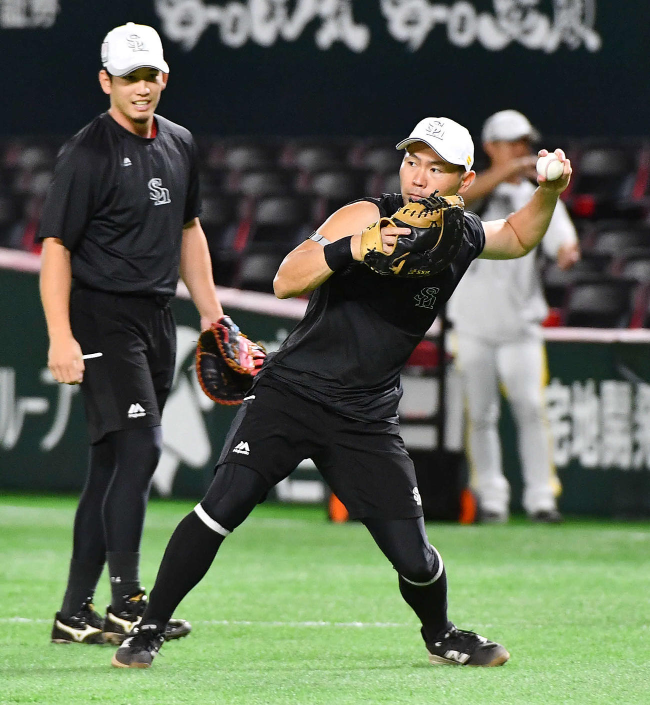 ソフトバンク対日本ハム　試合前、栗原（左）と一塁でノックを受けるソフトバンク中村（撮影・岩下翔太）