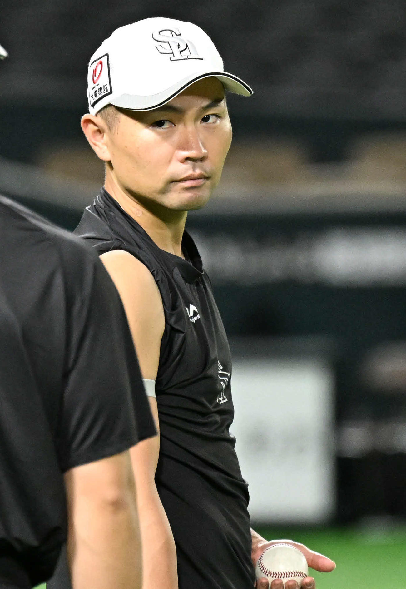 ソフトバンク対日本ハム　試合前練習を行う中村（撮影・林敢治）