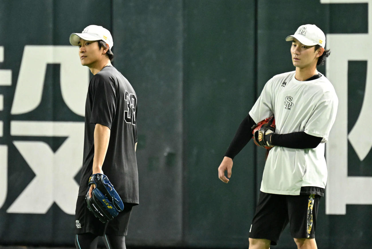 ソフトバンク対日本ハム　試合前練習を行う柳町（左）と正木（撮影・林敢治）