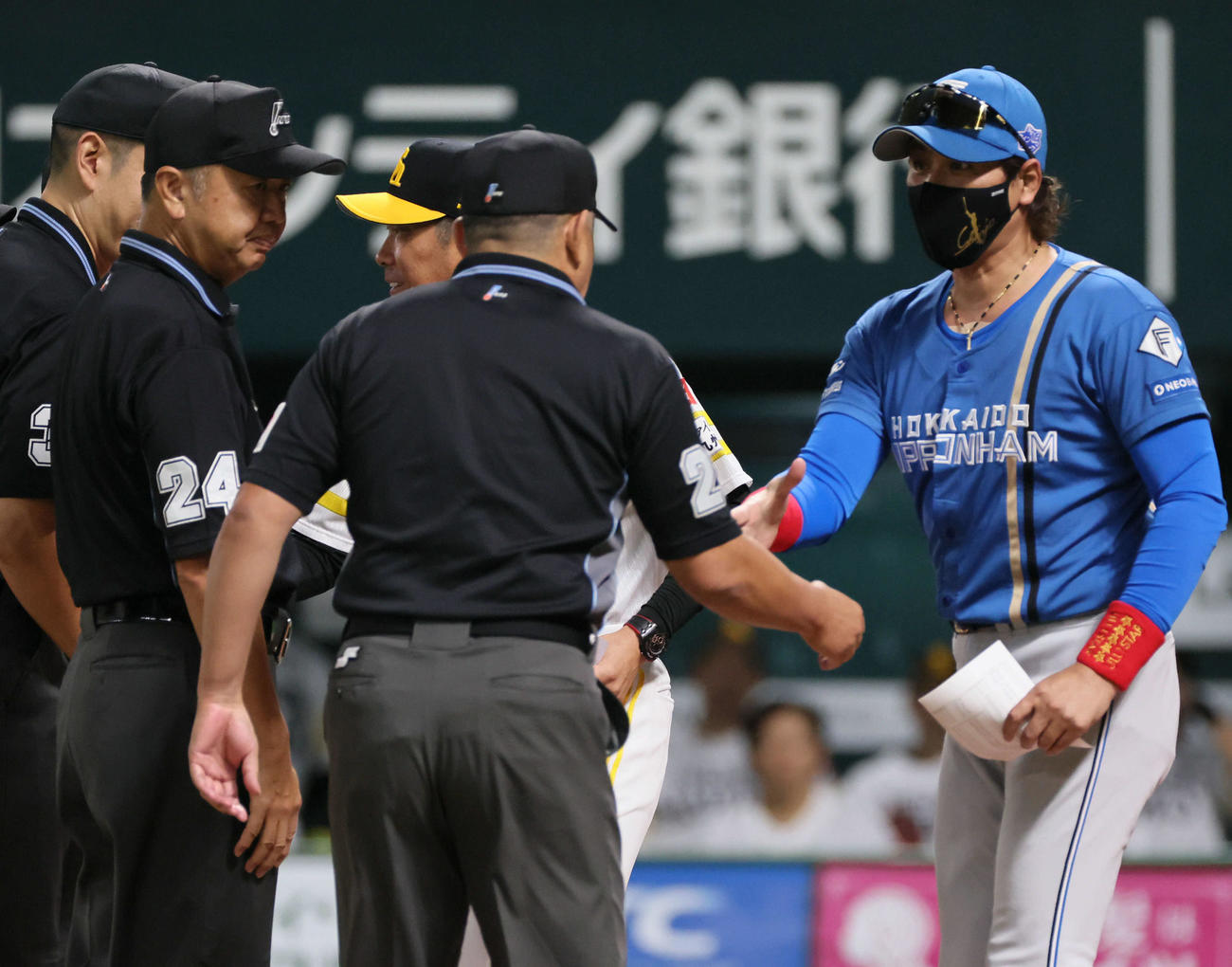 ソフトバンク対日本ハム　メンバー表交換するソフトバンク小久保監督と日本ハム新庄監督（撮影・加藤孝規）