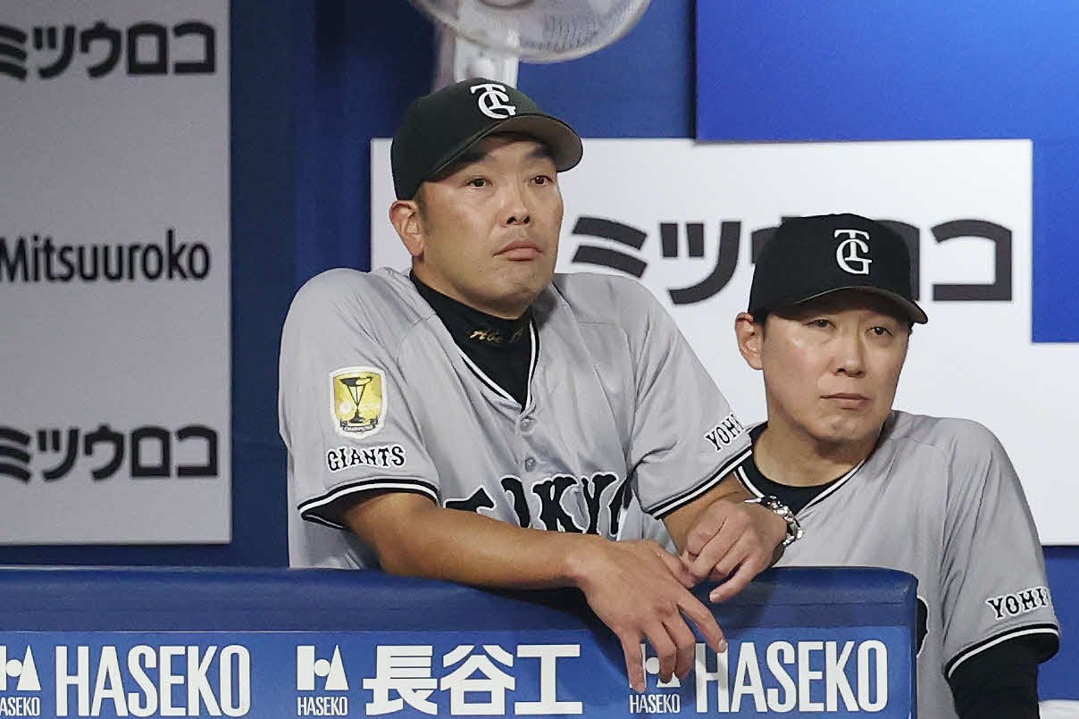 厳しい表情の巨人阿部監督（左）（2025年10月12日撮影）