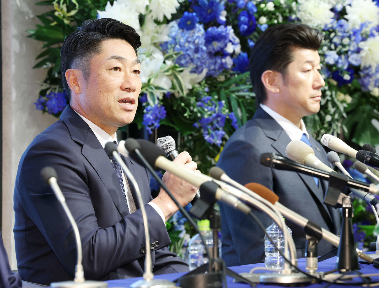 会見で抱負を語るDeNA相川新監督。右は三浦監督（撮影・宮地輝）