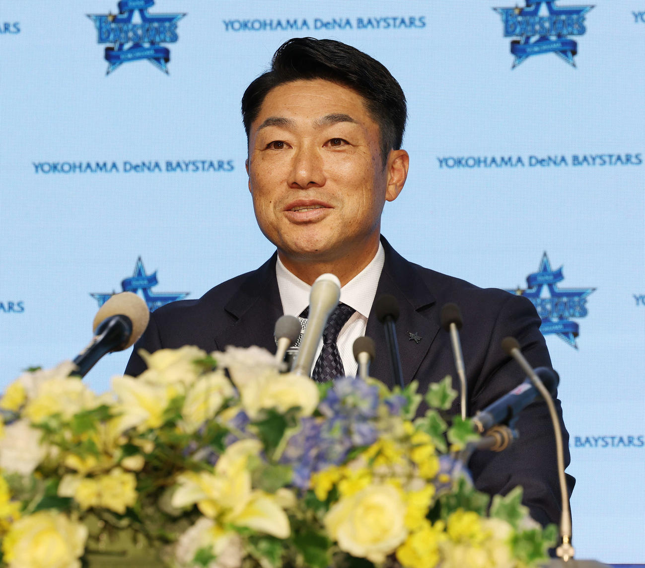 就任会見で話すDeNA相川新監督（撮影・宮地輝）