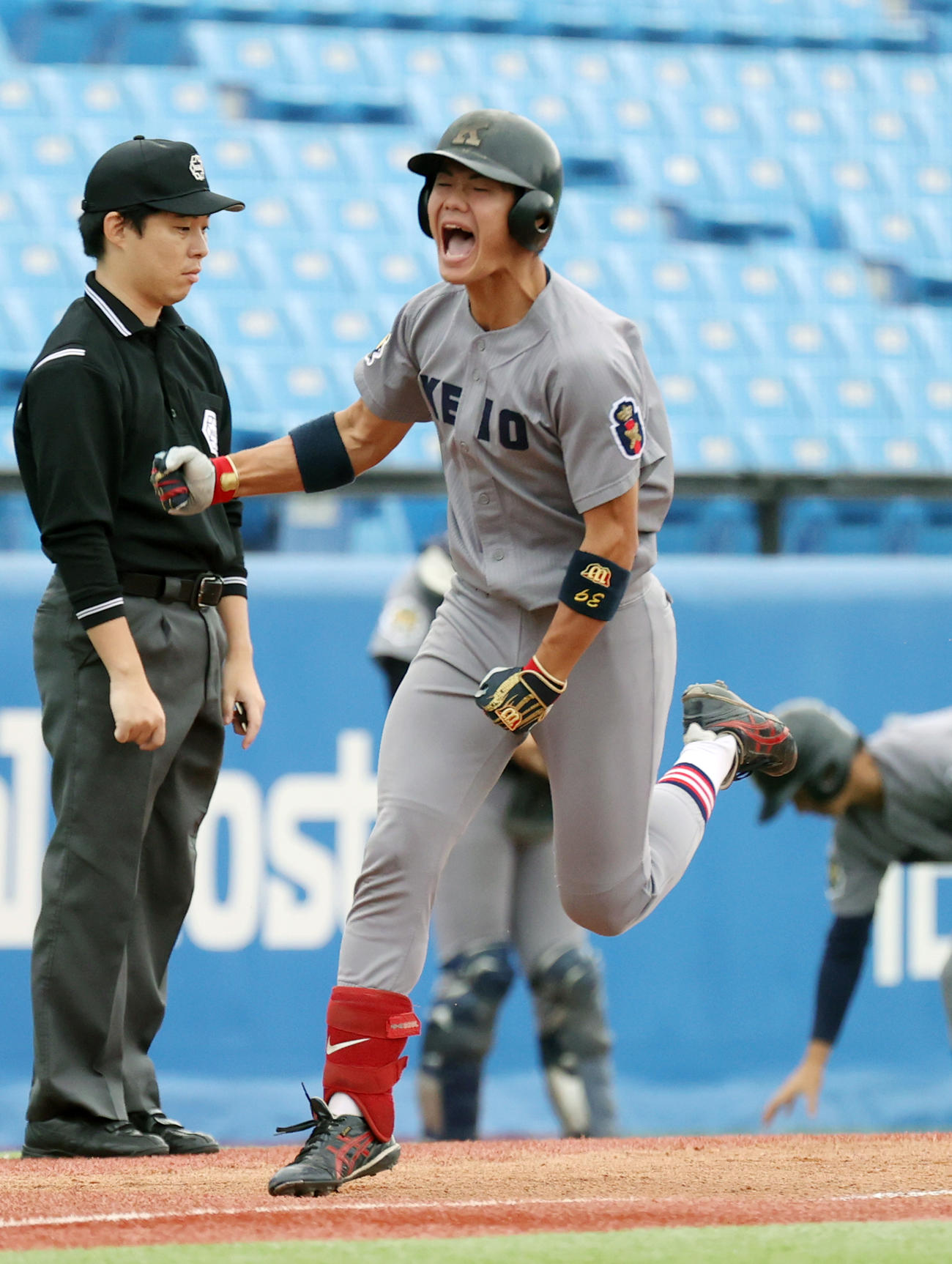 慶大対立大　7回表慶大1死二、三塁、代打・今津は右越えに本塁打を放ちガッツポーズする（撮影・柴田隆二）