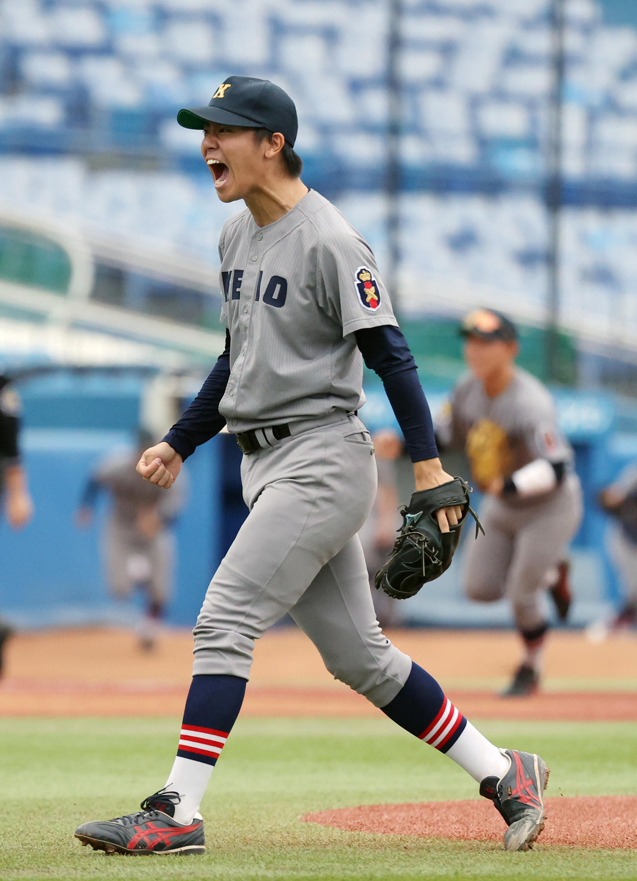 慶大対立大　勝利した慶大・水野は雄たけびを上げる（撮影・柴田隆二）