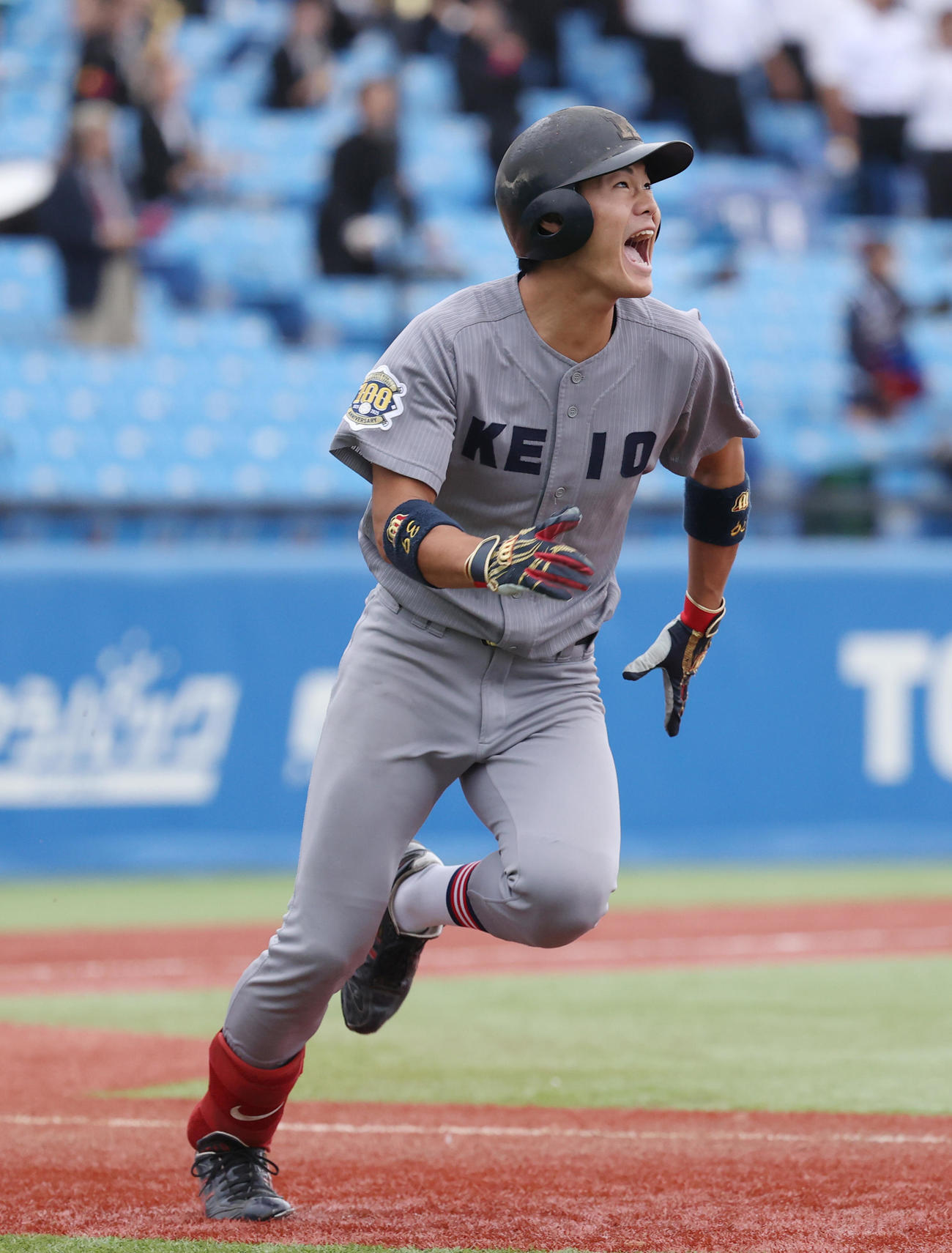 慶大対立大　7回表慶大1死二、三塁、代打今津は右越えに逆転3点本塁打を放ち、雄たけびを上げる（撮影・柴田隆二）