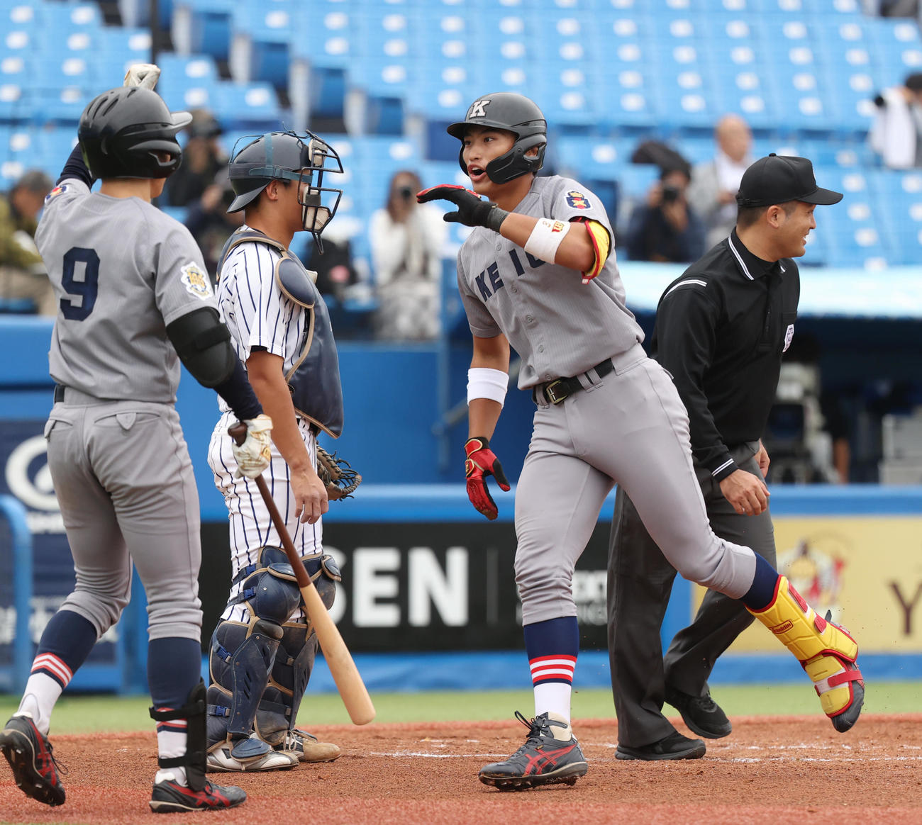 慶大対立大　2回表慶大無死、常松（右）は左越えに本塁打を放ち横地とハイタッチする（撮影・柴田隆二）