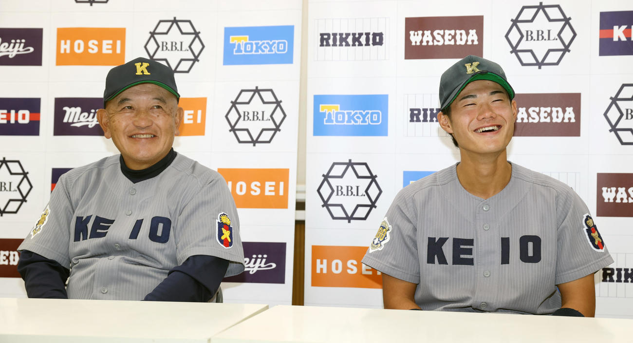 慶大対立大　勝利した慶大・堀井監督（左）と今津は笑顔を見せる（撮影・柴田隆二）
